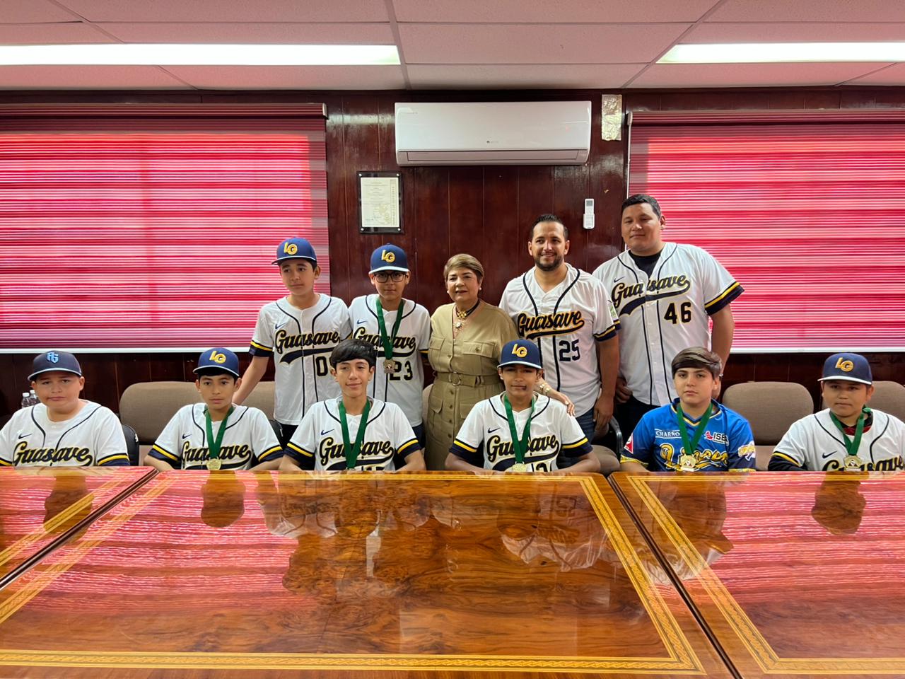 Niños de equipo de beisbol Linces de Guasave posando para foto en sala de juentas