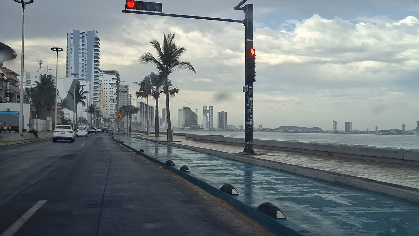 Vialidad de Mazatlán donde se ve el mar a la orilla, un cielo nublado y algunas gotas de lluvia cayendo