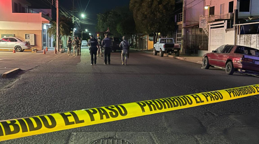 Militares cierran la calle de la colonia Industrial El Palmito, Culiacán, tras la localización de una hielera con restos humanos 