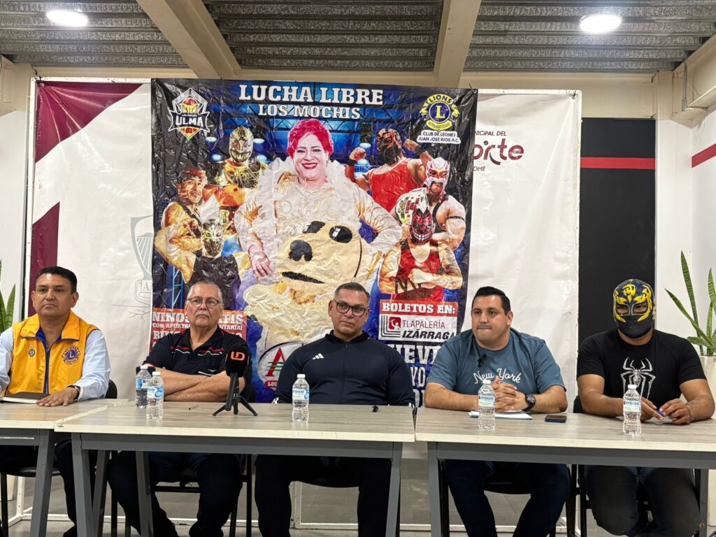 Conferencia de prensa con lona y luchadores de función de Lucha Libre
