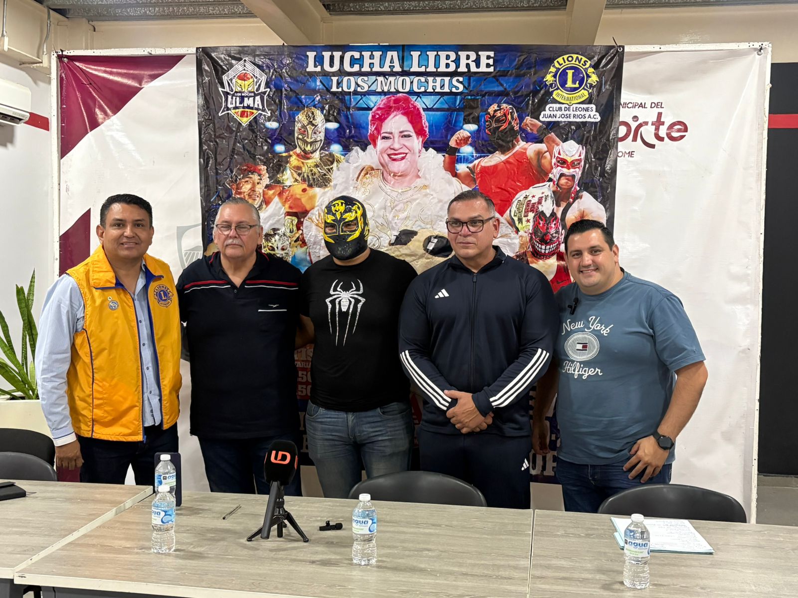Directivos parados con Lucha Libre y peleadores