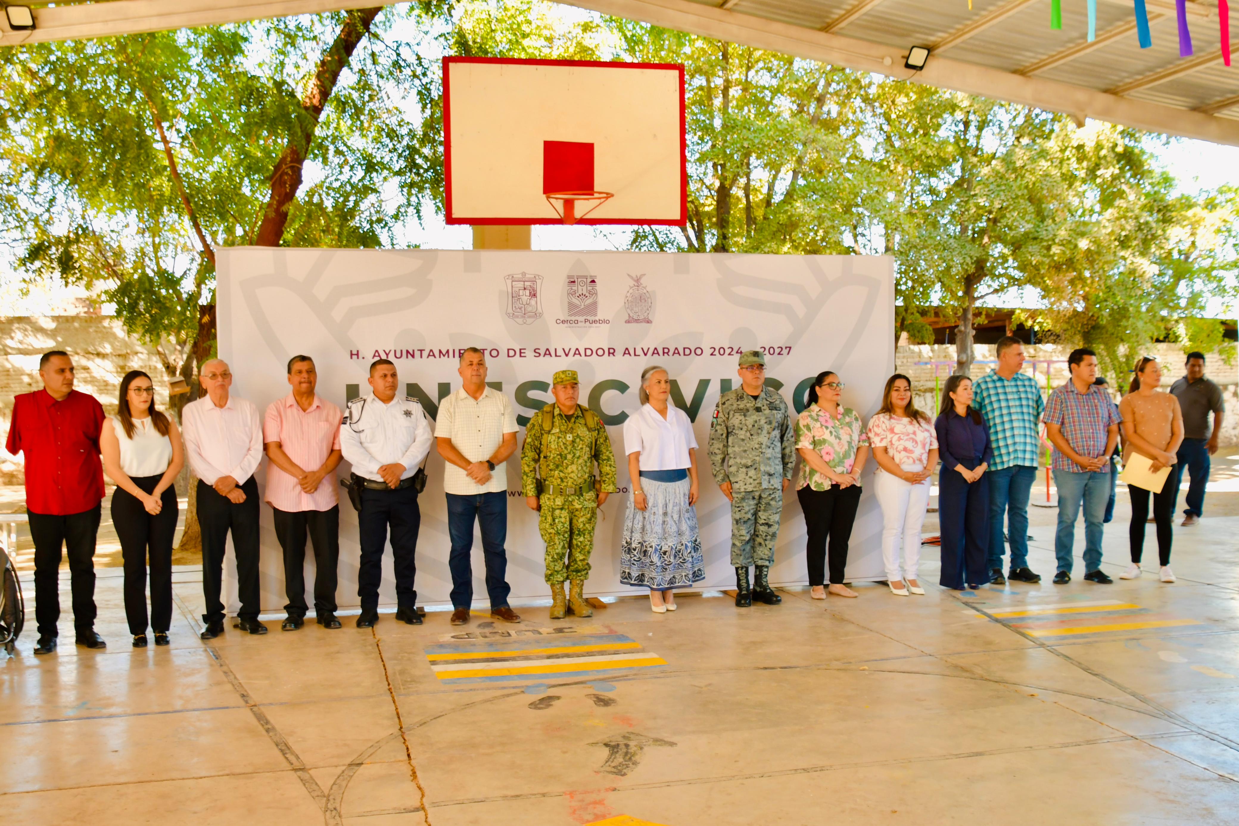 Personas en fila en cancha de básquet