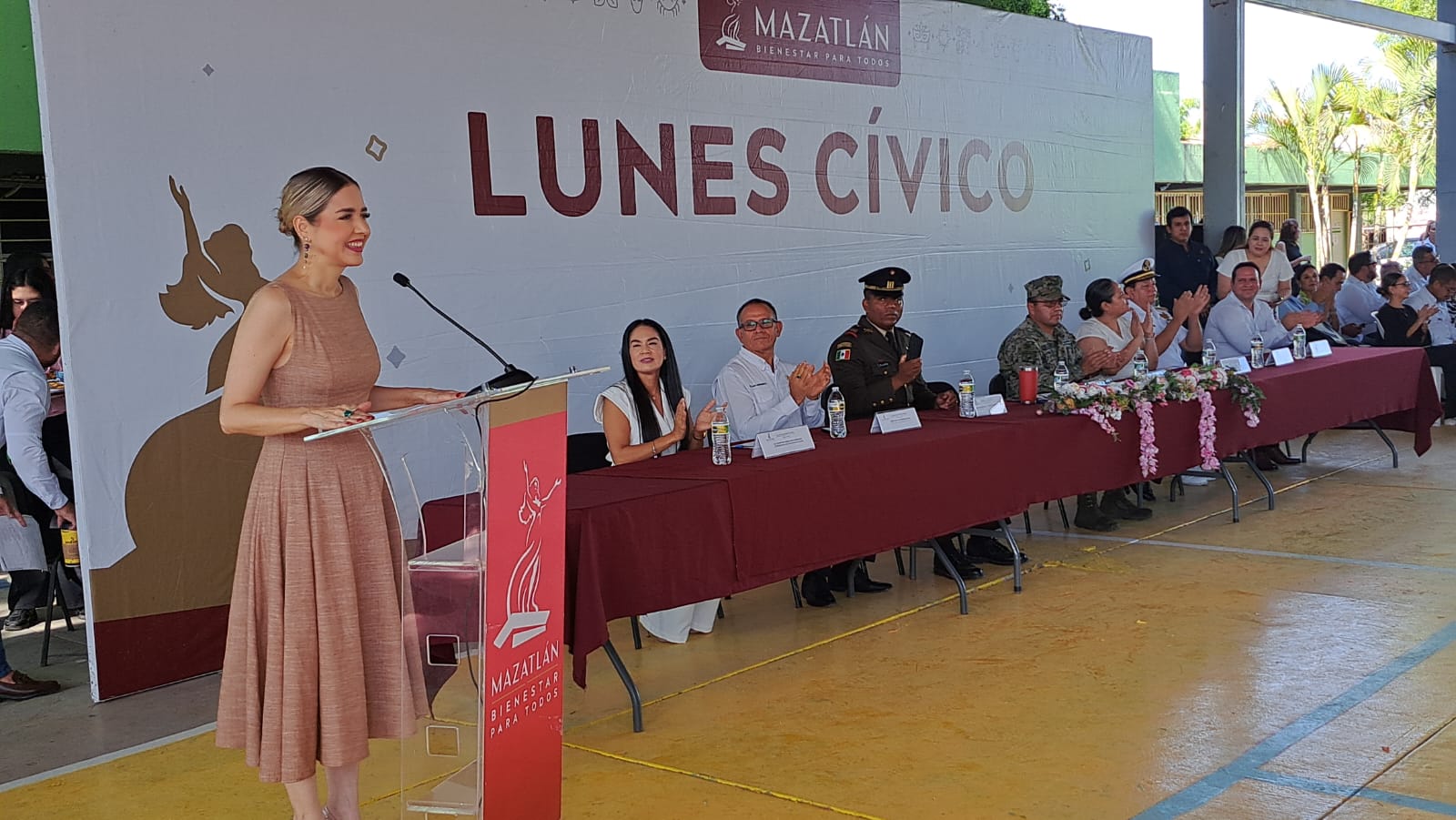 Alcaldesa Estrella Palacios y autoridades en ceremonia