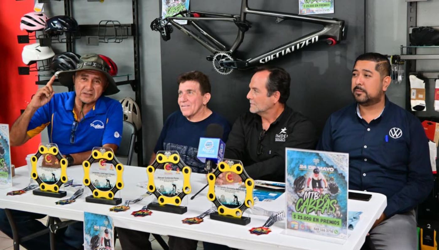 organizadores de evento de ciclismo en conferencia de prensa