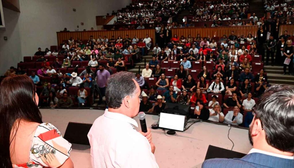Jesús Madueña Molina en evento de estudiantes de la UAS