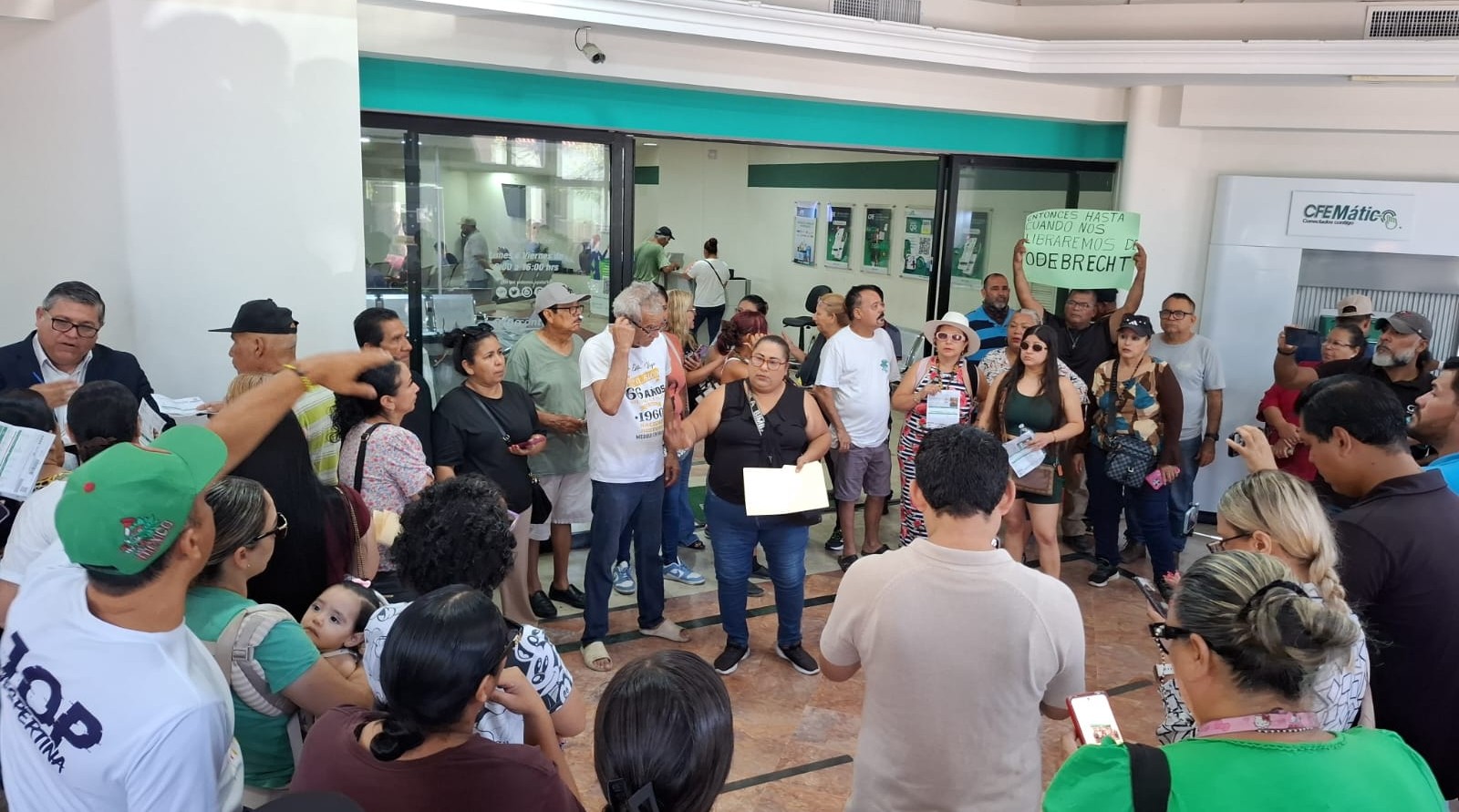 Manifestación en las instalaciones de la CFE en Mazatlán