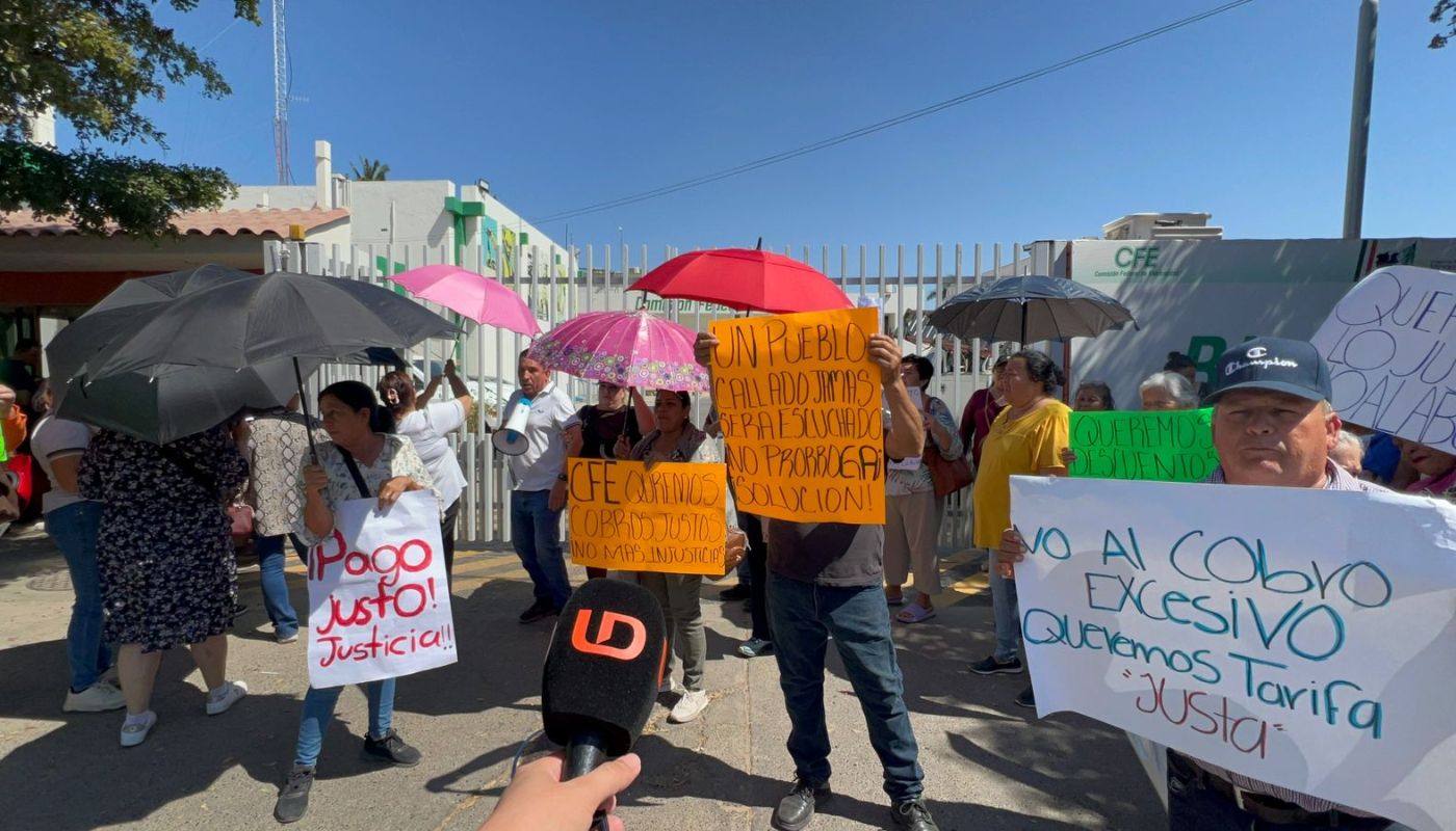 Personas sosteniendo pancartas a manera de protesta