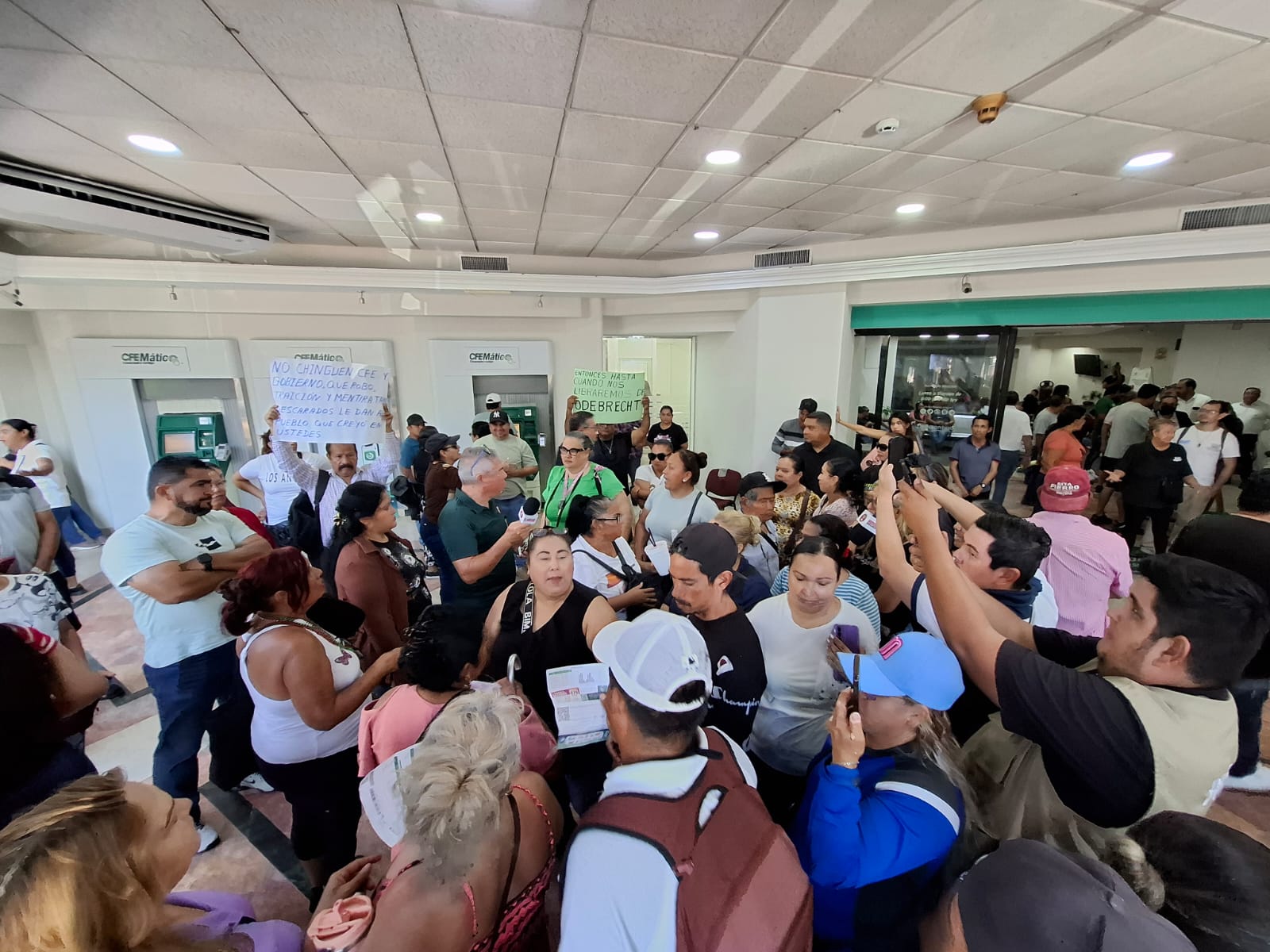 Manifestación en la oficina de CFE en Mazatlán