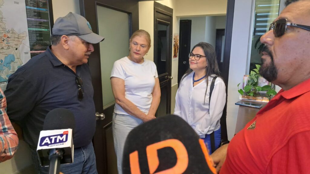 Mircófono de LD junto a personas en protesta