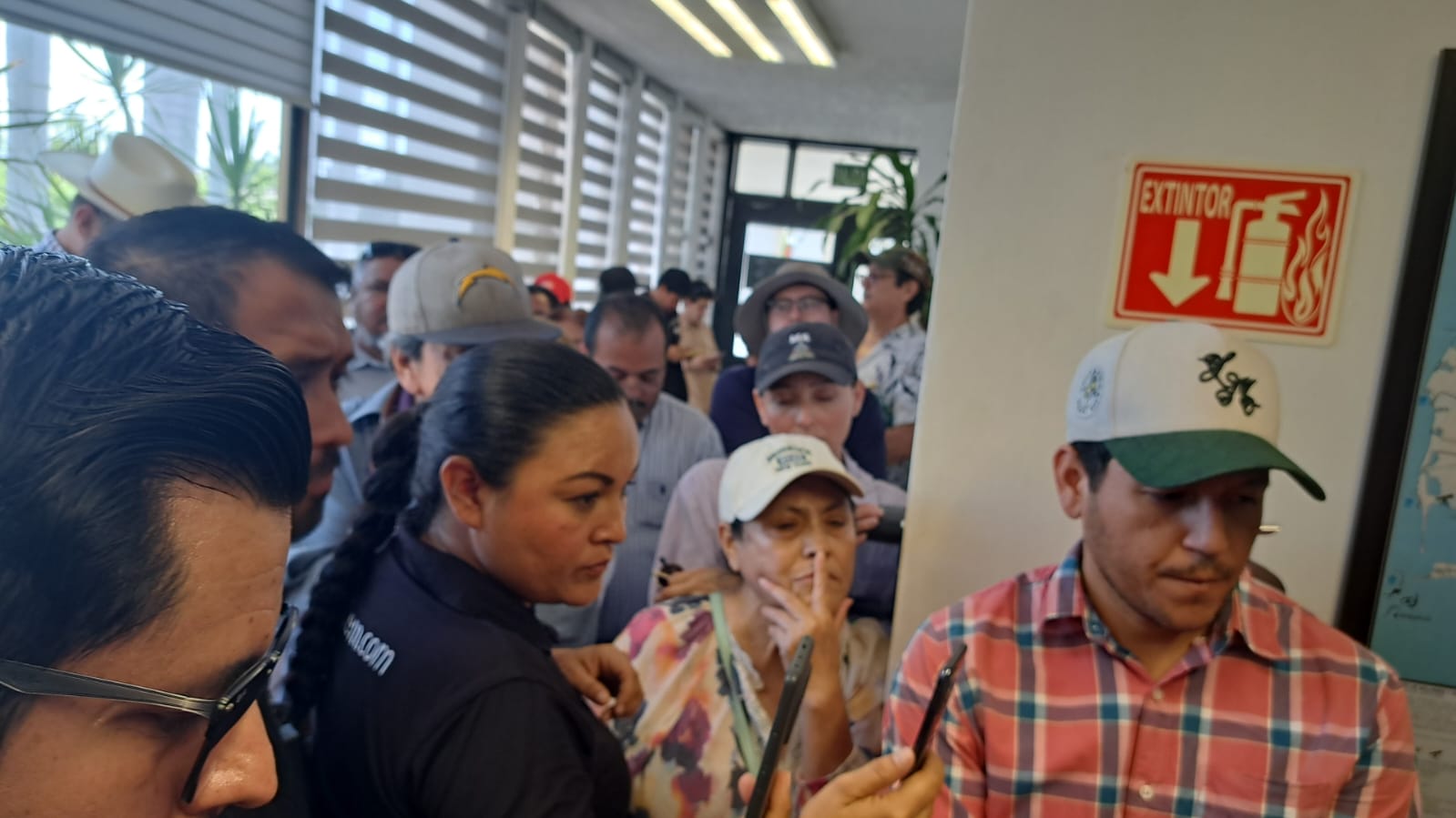 Personas en un cuarto de las oficinas de la CFE