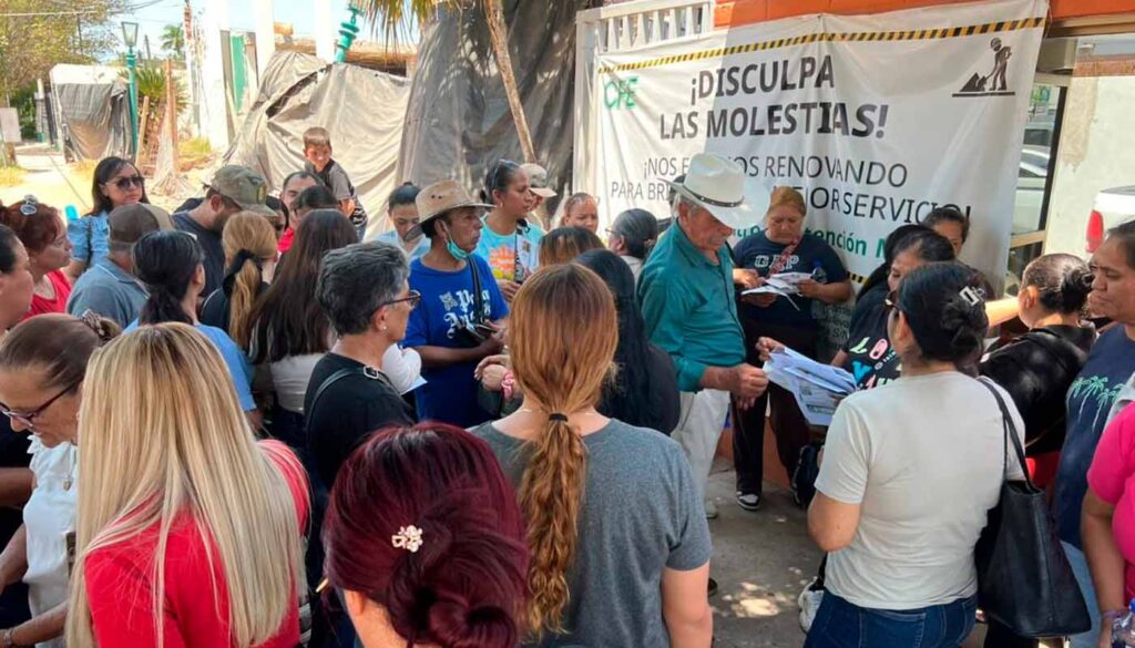 Guasavenses se manifiestan afuera de CFE por altos costos de electricidad 