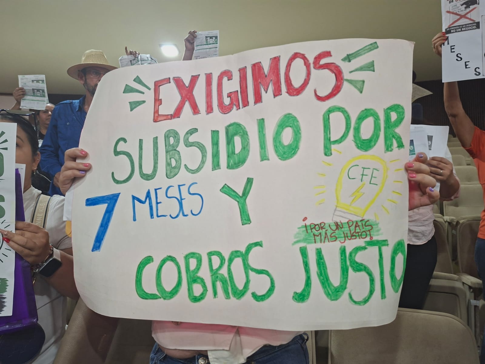 Se manifiestan en Congreso por altos cobros en recibos de CFE