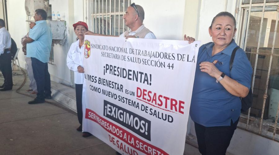 Personal de salud realizando manifestación sosteniendo una pancarta con sus exigencias