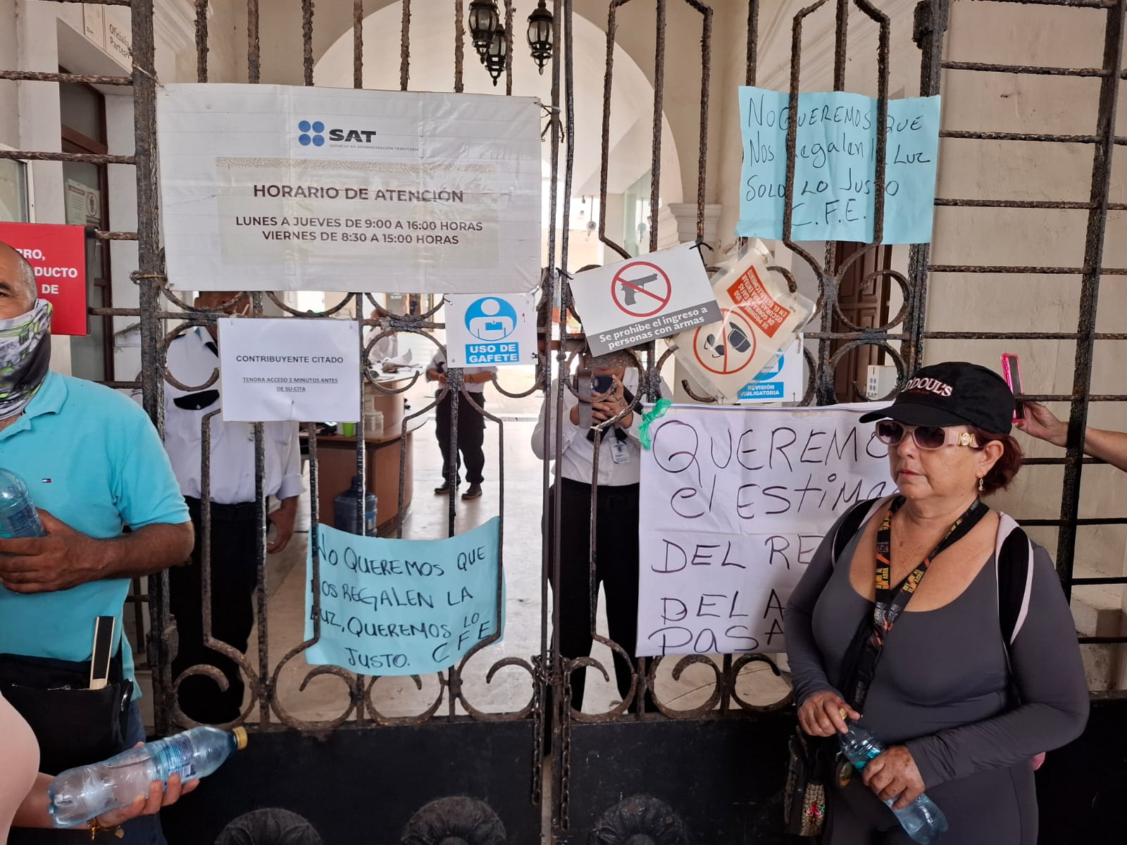 Manifestantes por el alto cobro de luz detienen actividad en el SAT