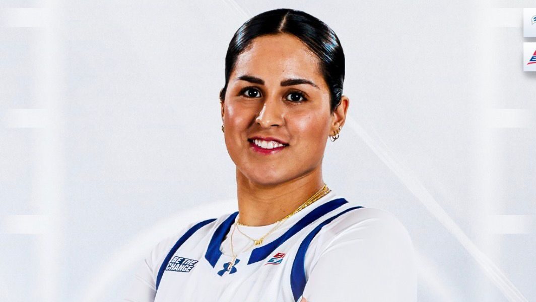 Mariana Valenzuela con el uniforme de Universidad Seton Hall