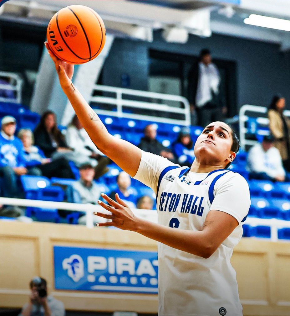 Mariana Valenzuela con un balón de basquetbol