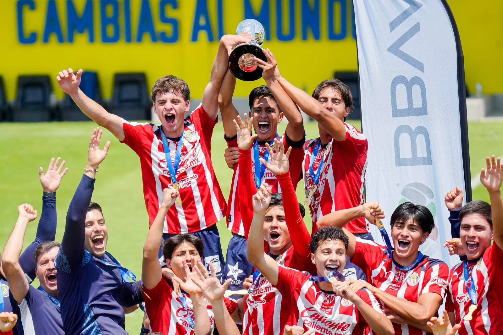 Jugadores de futbol equipo Chivas celebrando campeonato