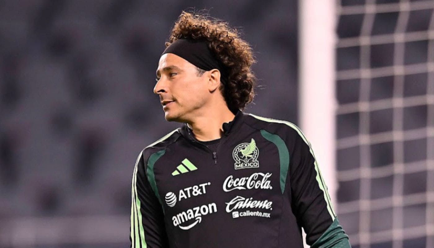 El portero Guillermo Memo Ochoa de perfil en la meta