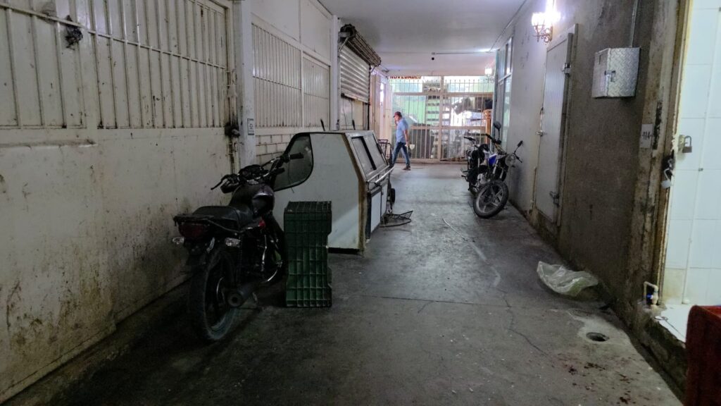 Motocicletas y refrigerador en pasillo