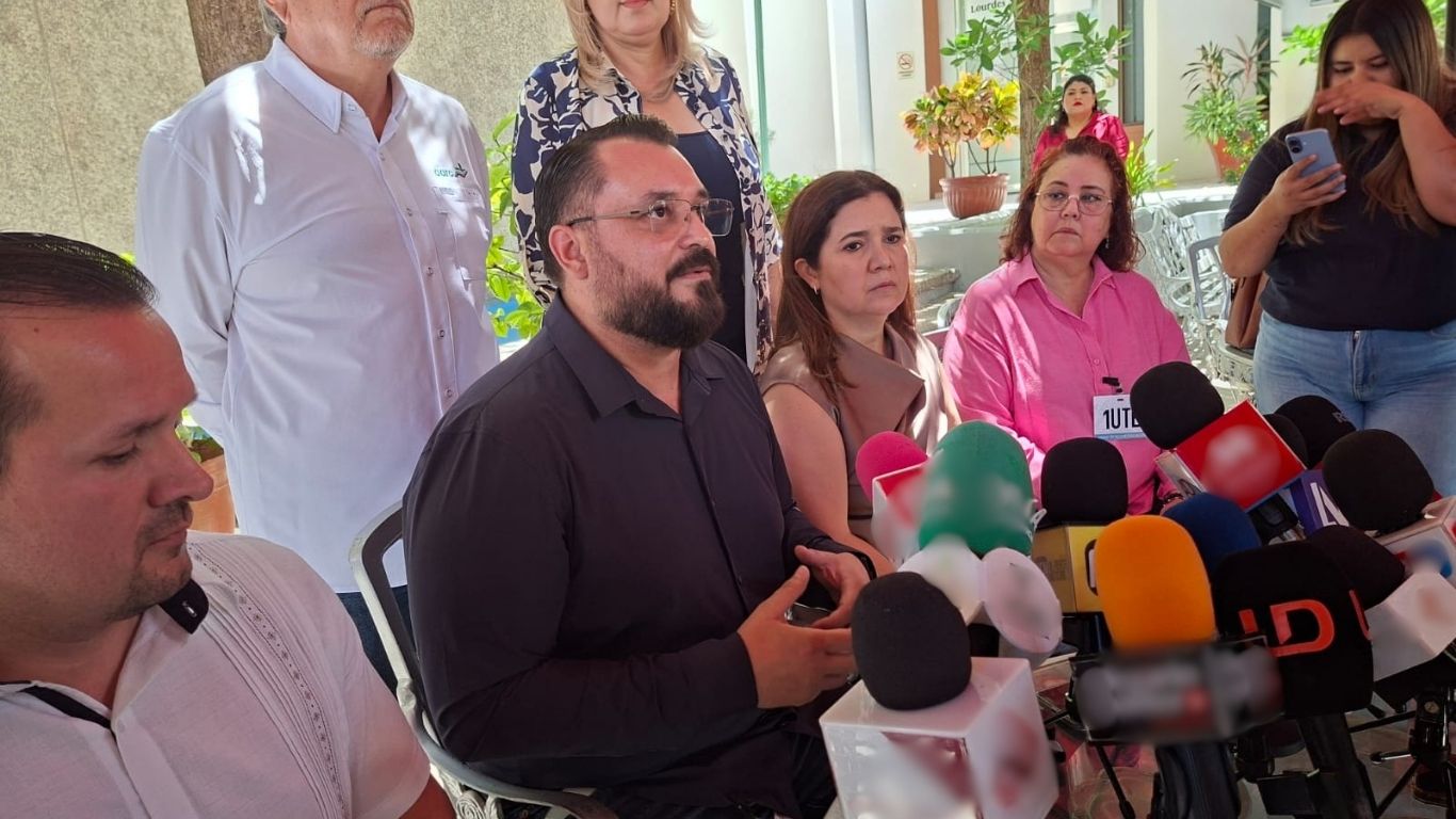Personas hablando a micrófonos de noticieros