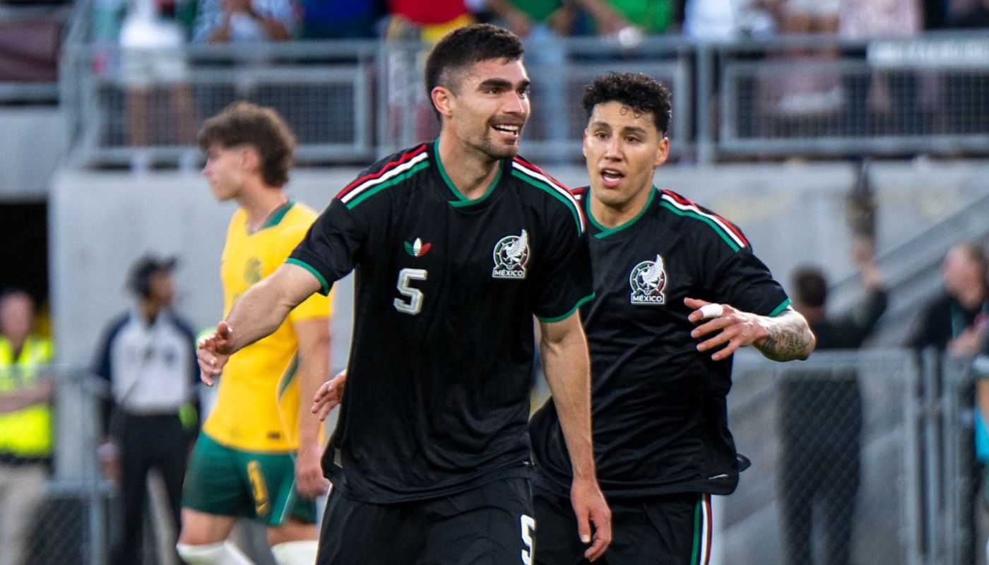 Johan Vázquez con el jersey negro de la selección