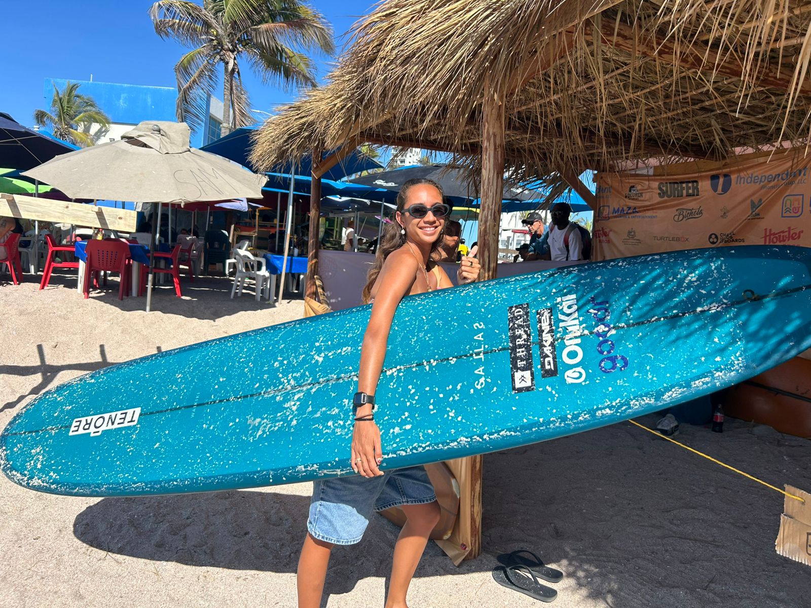 Joven surfista sosteniendo su tabla