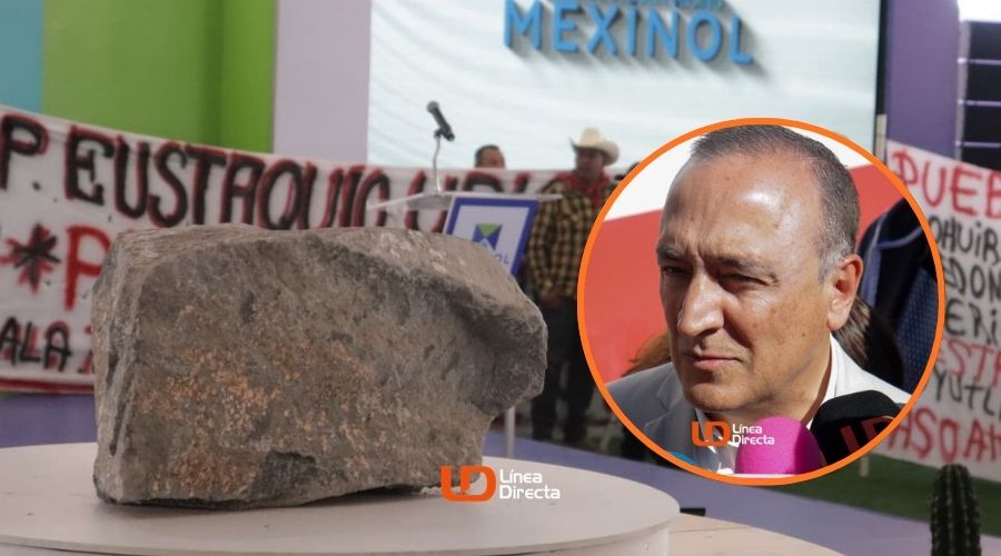 Antonio Menéndez de Llano Bermúdez, alcalde de Ahome y de fondo la piedra de la planta Mexinol y personas del colectivo AquíNo