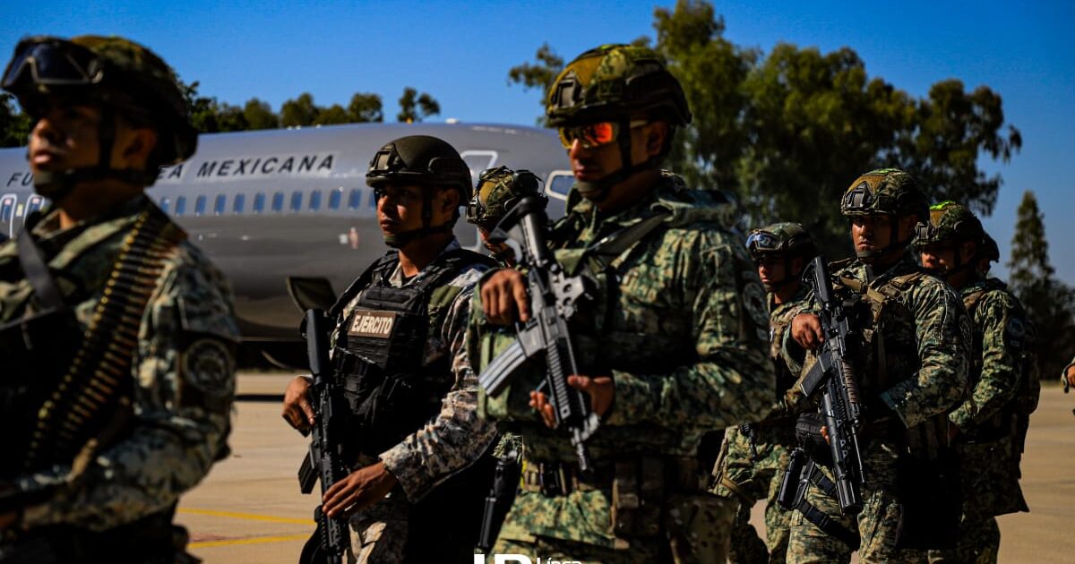 Militares con armas desplegados