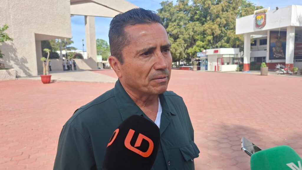 Modesto López Leal hablando a micrófono negor con logo naranja de Línea Directa