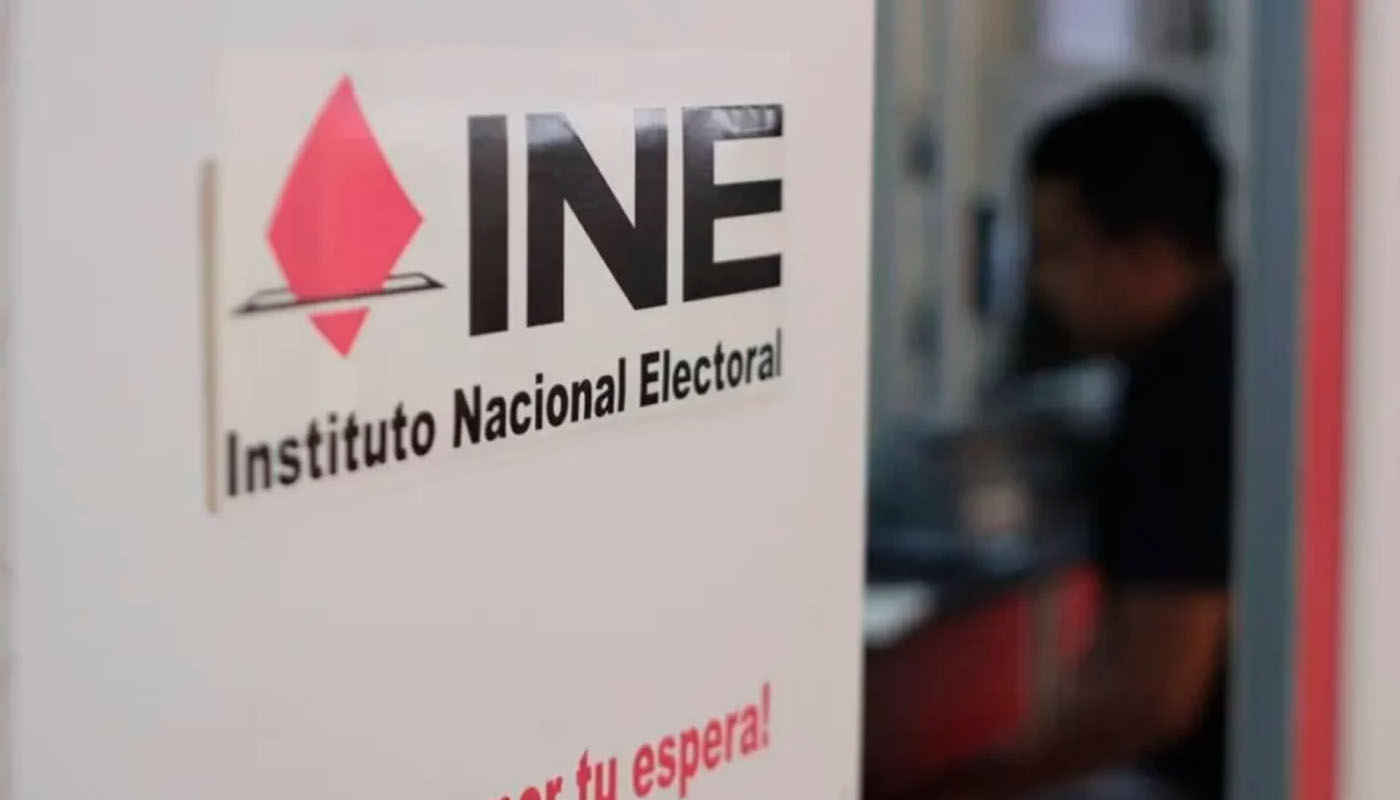 Persona recibe atención en el INE