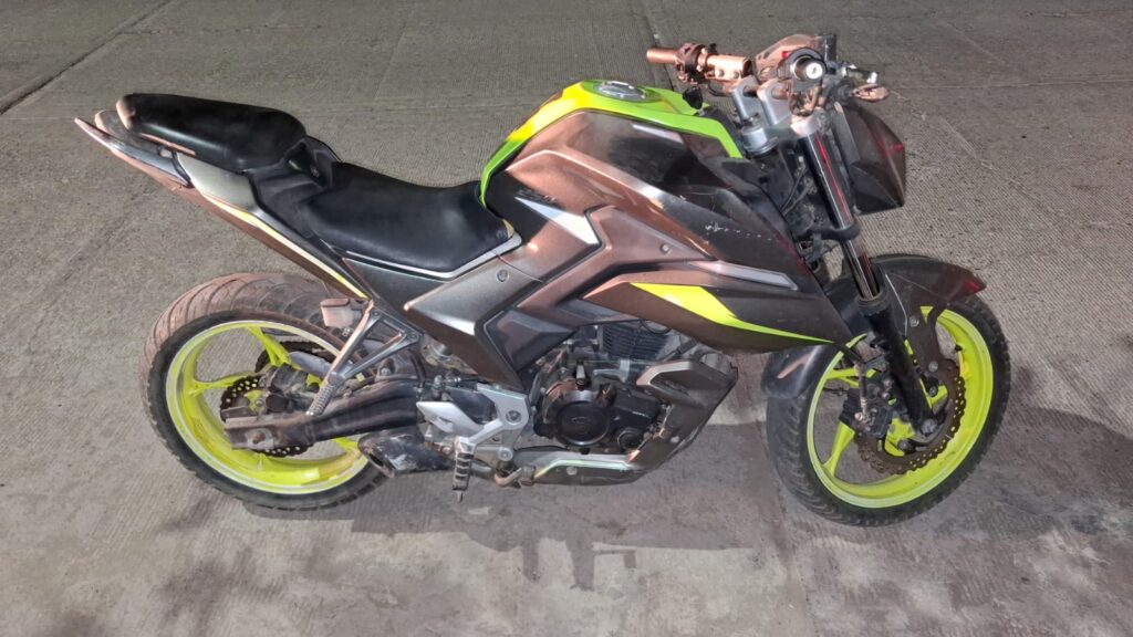 motocicleta negra con verde neón