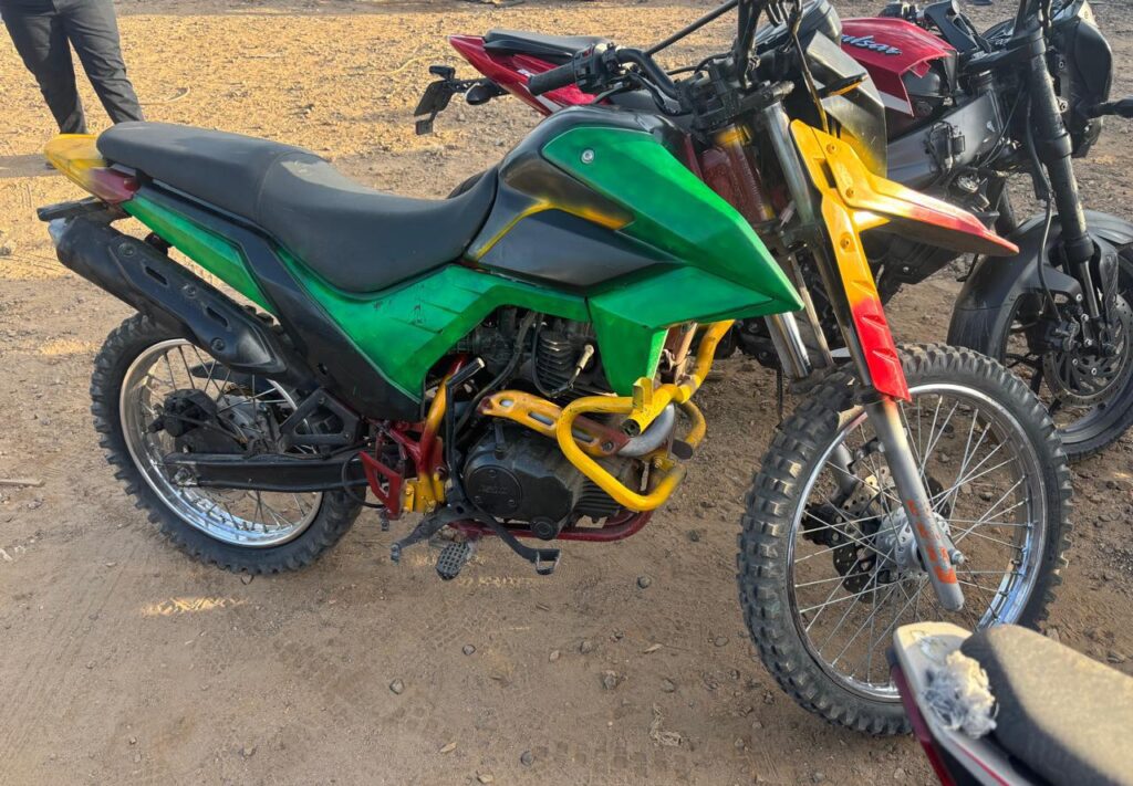 motocicleta negra con verde