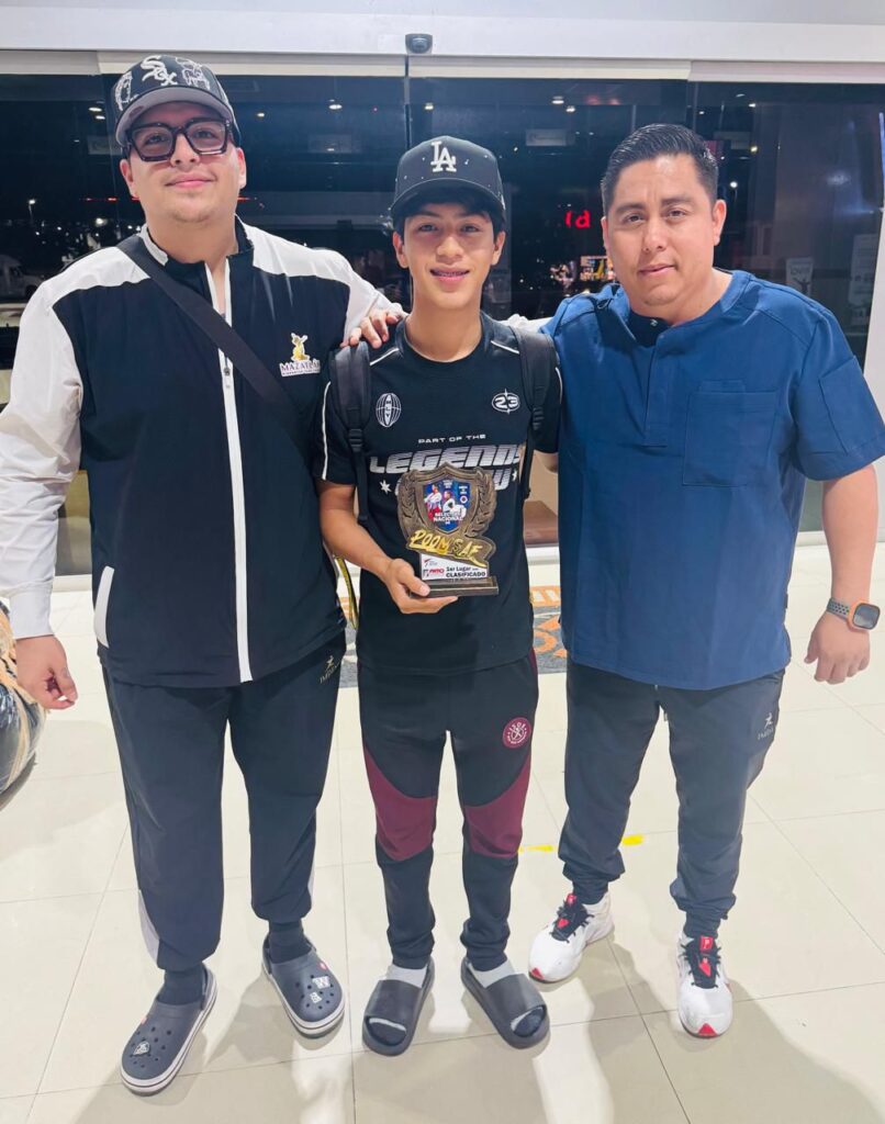 Nery Frías junto a entrenadores de Taekwondo