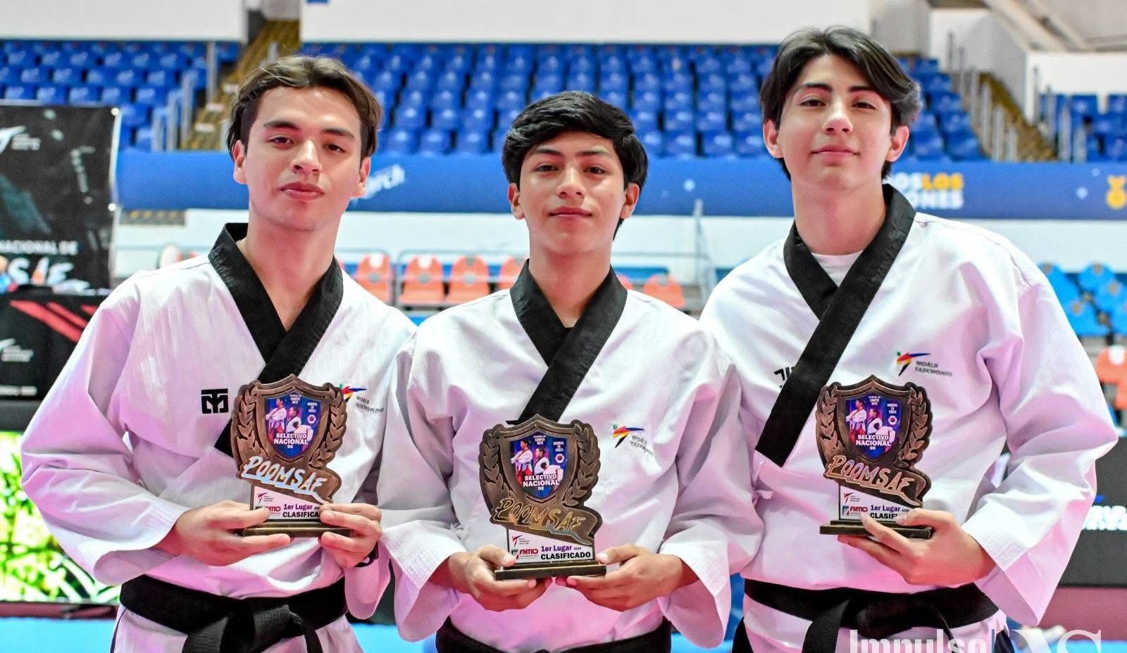 Nery Frías con un trofeo y traje de Taekwondo