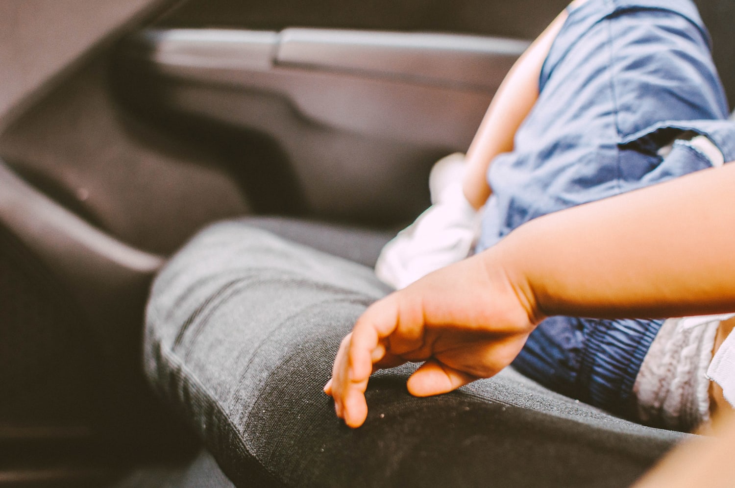 Niño abandonado en auto