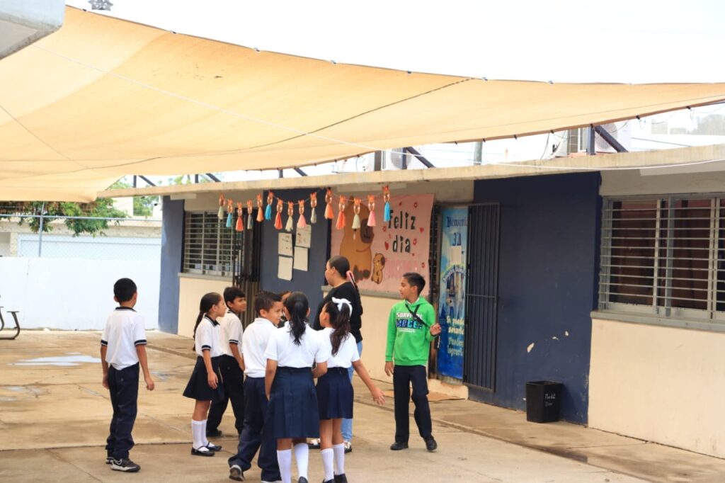 Estudiantes de primaria conviviendo.