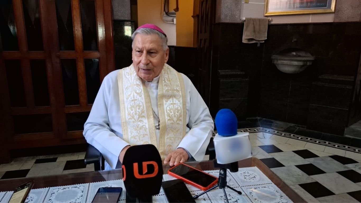 Mario Espinosa Contreras, Obispo de Mazatlán sentado detrás de mesa con micrófonos