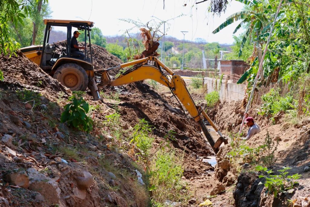 Trabajos para la construcción de la red de drenaje sanitario.