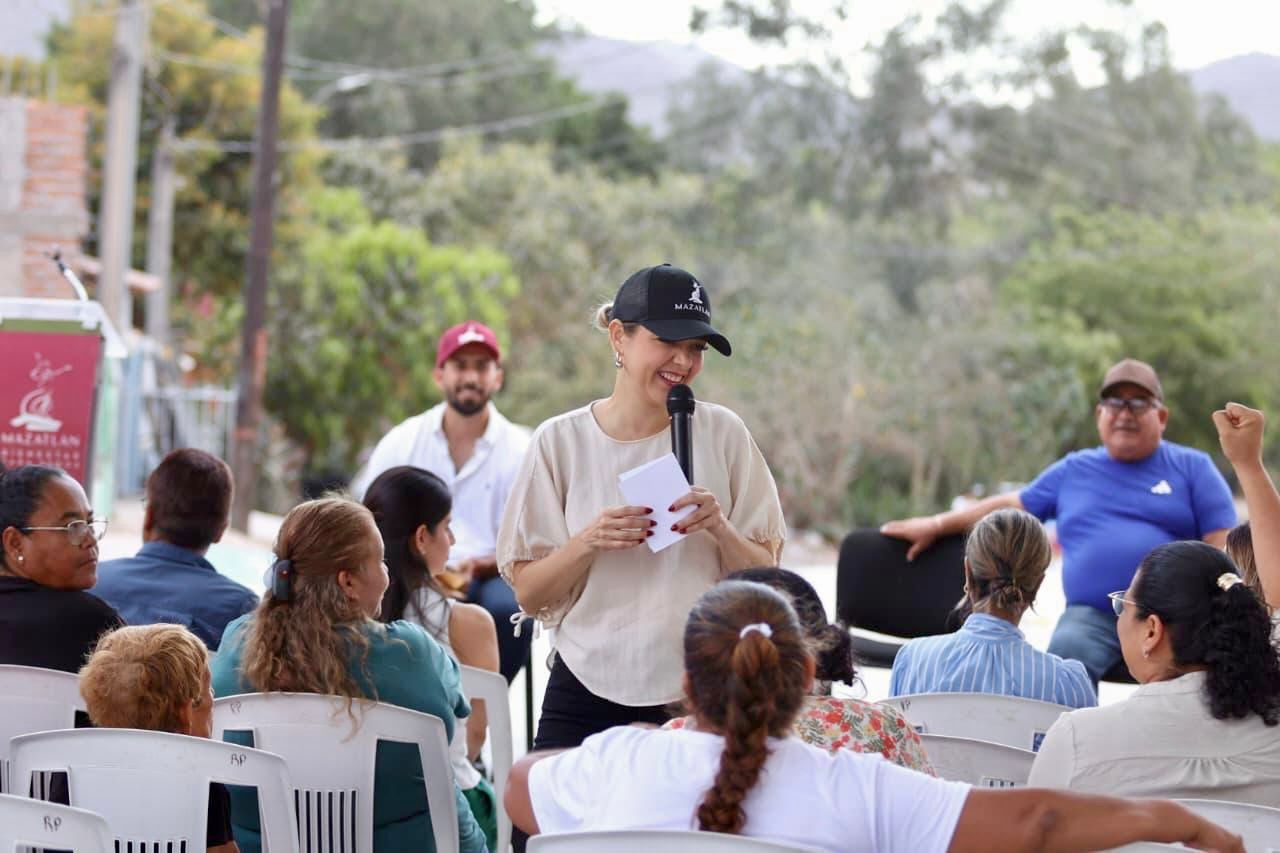 Estrella Palacios junto a personas sentadas en entrega de obras
