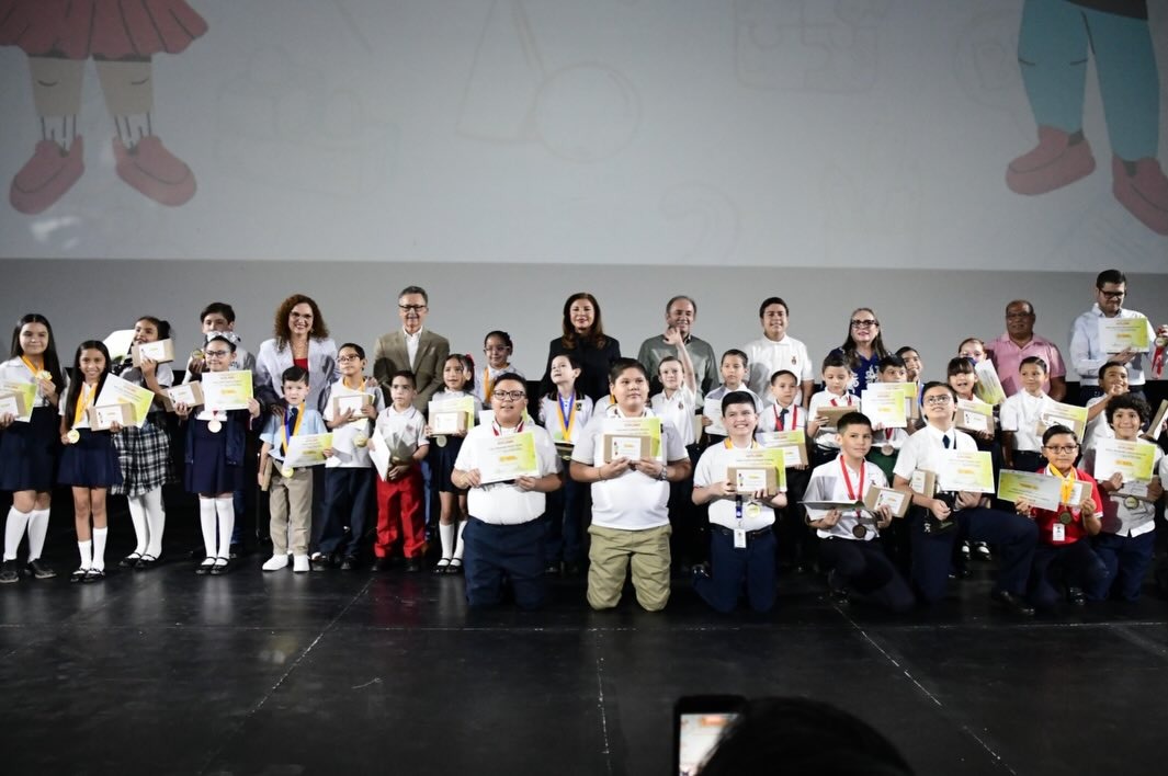 Niños y Niñas con diplomas junto a Gloria Himelda Félix