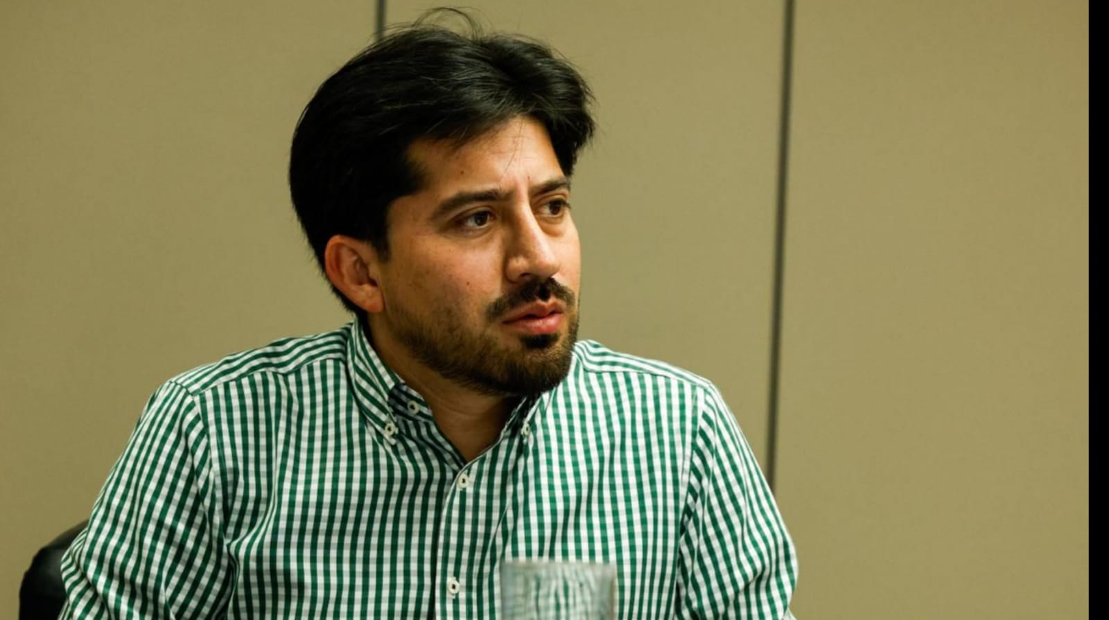 Omar López con una camisa color verde