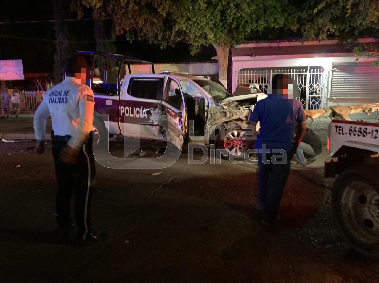 Camioneta de policía de tránsito junto a un agente de vialidad