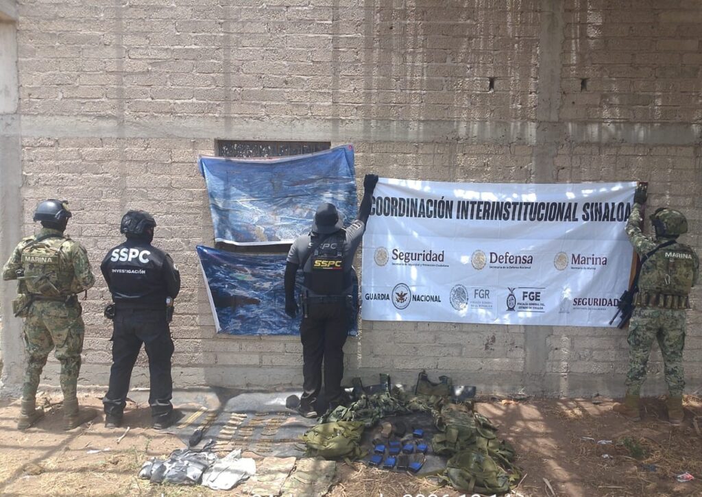 Tres personas de seguridad sosteniendo una lona con armas