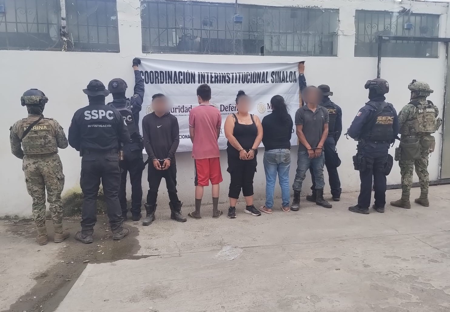 Cinco personas detenidas con cuatro personas de la Secretaría de Marina