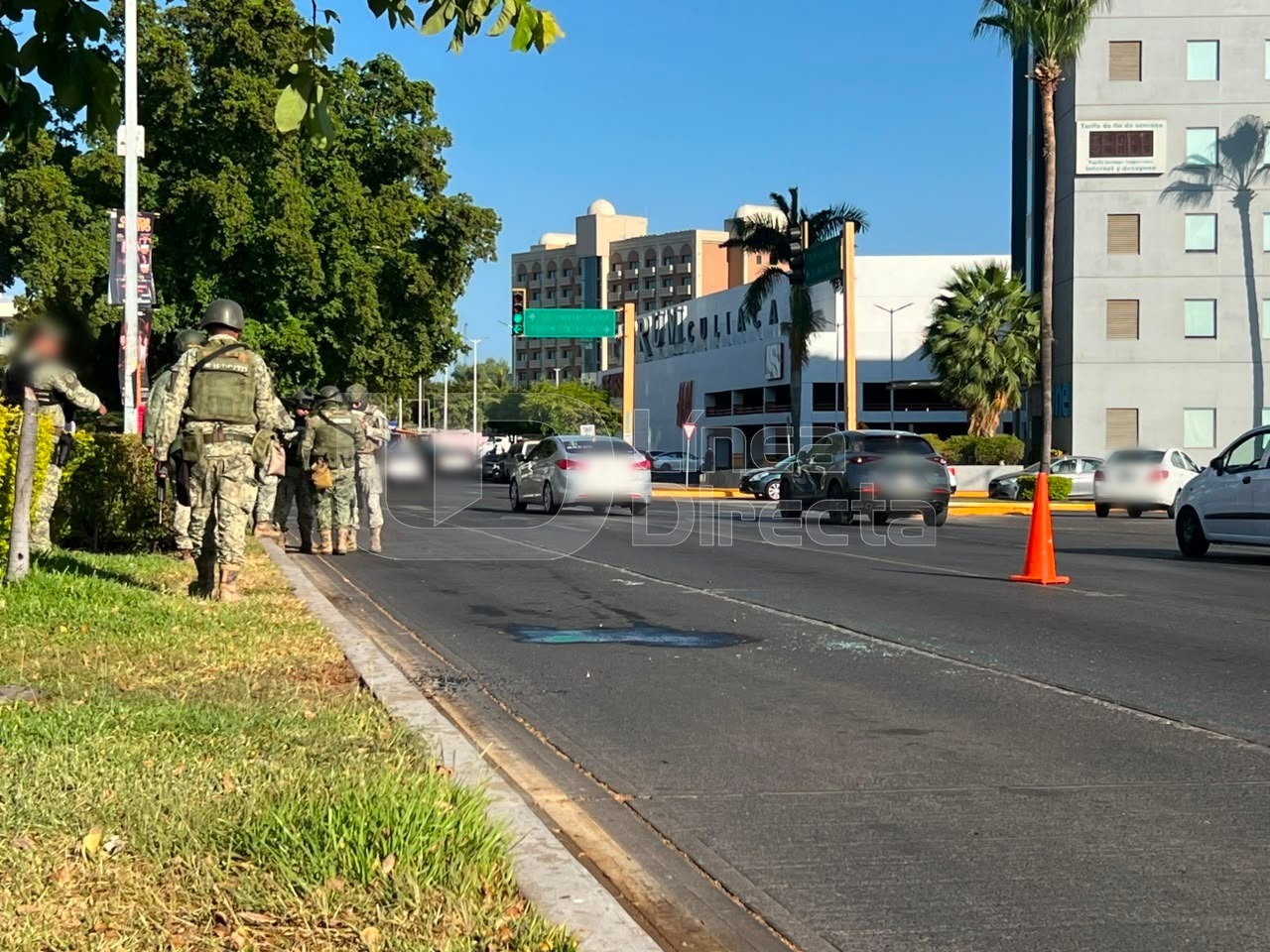 Elementos del Ejército Mexicano caminando por una zona de Culiacán
