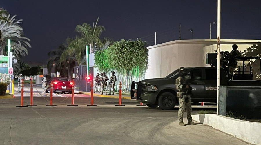 Militares resguardan la entrada al residencial en el sector Country del Río