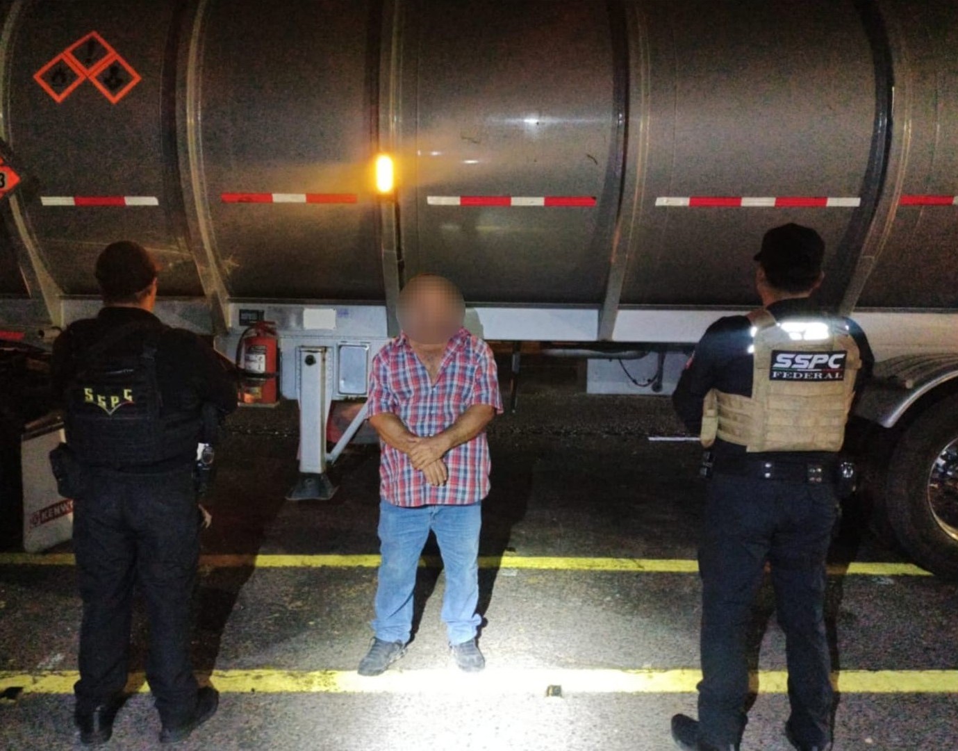 Detienen a sujeto con 173 mil litros de gasolina irregular