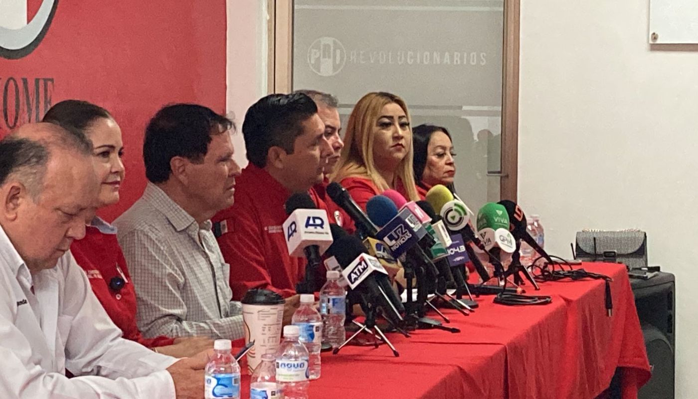 Autoridades del PRI en conferencia de prensa