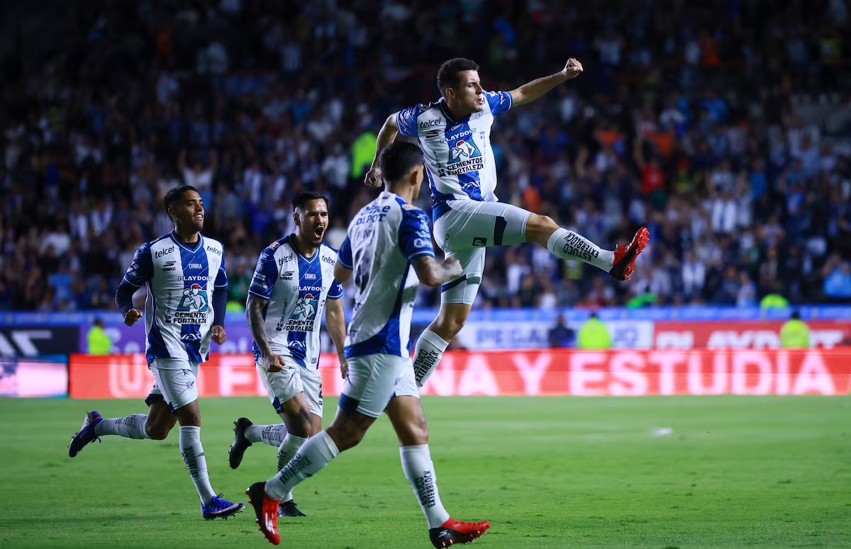 Jugadores del Pachuca celebrando gol en el césped