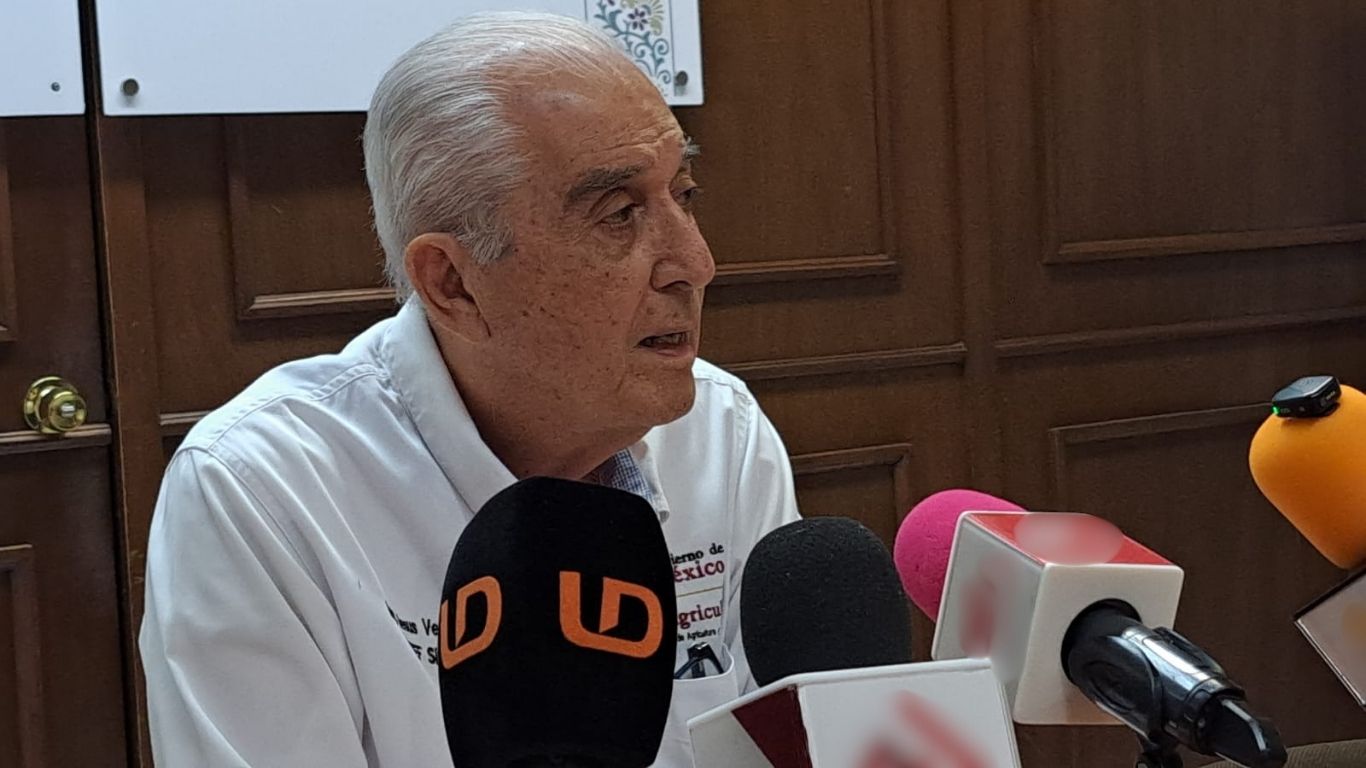 Jesús Vega hablando a micrófonos de noticieros